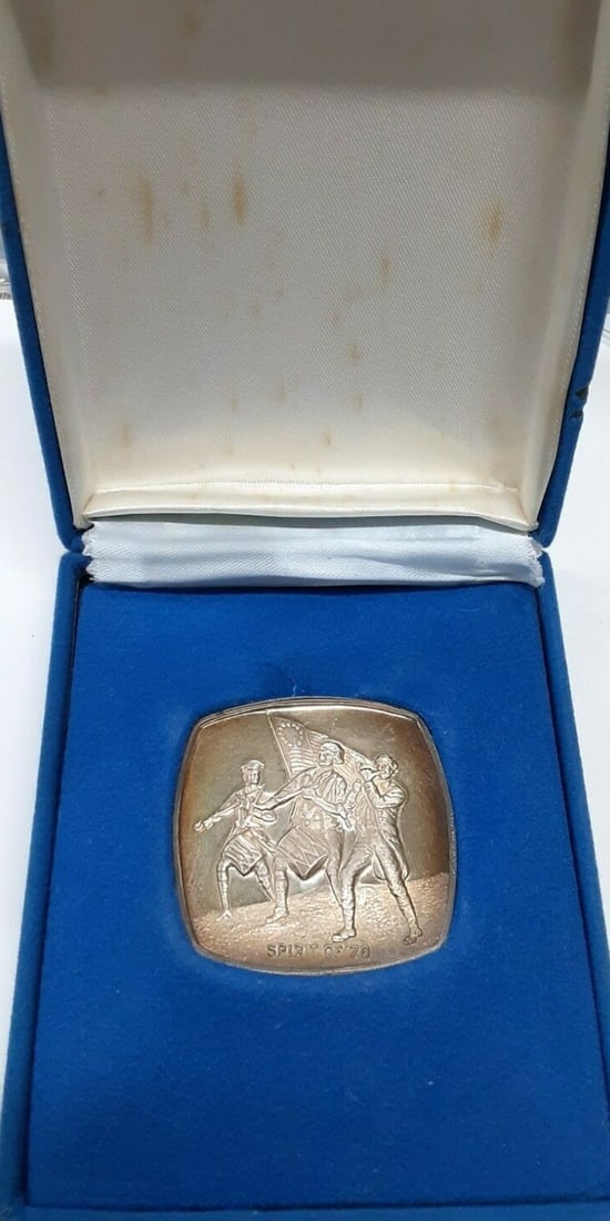Lincoln Mint 1.52oz .925 Silver Medal Spirit of '76: Lincoln Mint 1.52oz .925 Silver Medal Spirit of '76 This stunning medal from Lincoln Mint commemorates The Spirit of '76, crafted from 1.52 Troy Ounces of .925 silver. It is in uncirculated condition,