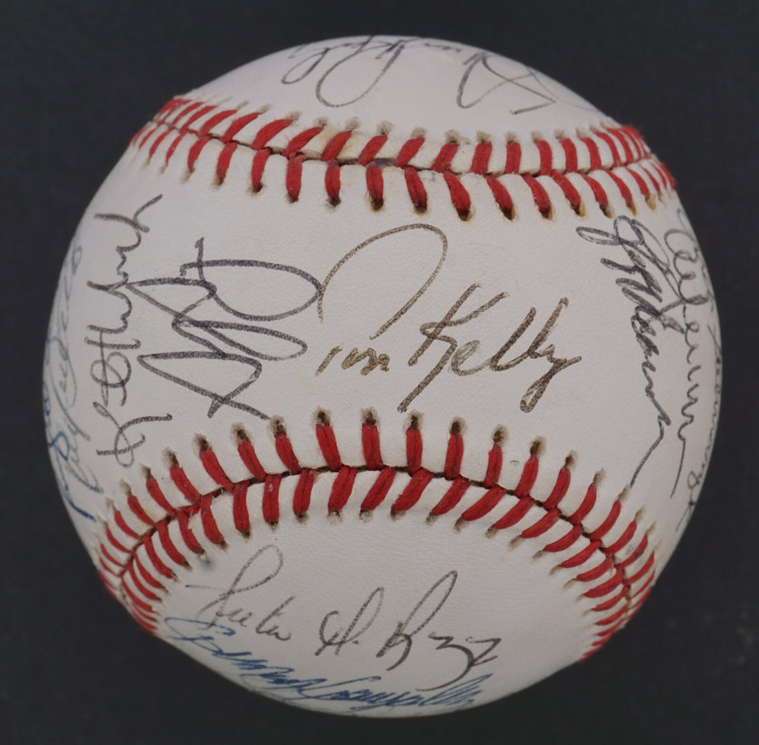 1989 Minnesota Twins Team Signed Baseball with Kirby Puckett Beckett Authenticated (1 of 7)