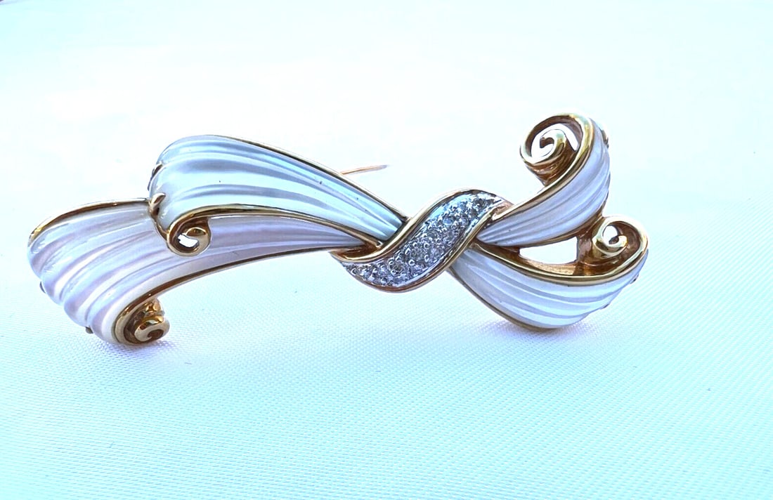 French 18K Yellow Gold Diamond Mother of Pearl Brooch: French 18K Yellow Gold Diamond Mother of Pearl Brooch Discover a stunning French brooch crafted in 18K yellow gold, featuring exquisite diamond mother of pearl accents. This magnificent piece showcase