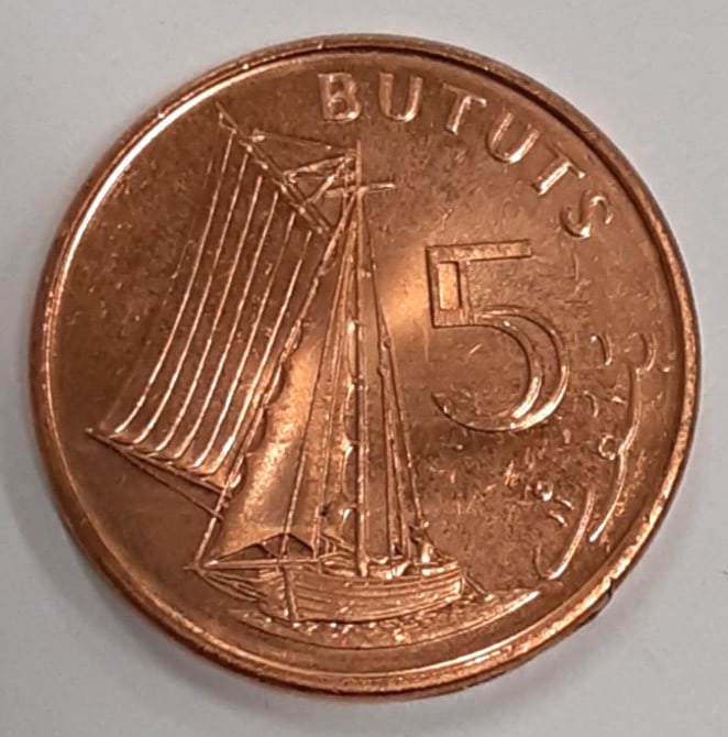 1998 Gambia 5 Butut Sailboat Coin KM#55 Uncirculated Roll of 30: 1998 Gambia 5 Butut Sailboat Coin KM#55 Uncirculated Roll of 30 This uncirculated 1998 Gambia 5 Butut coin features a vibrant copper plated steel composition. The coin is part of a roll of 30, all pre