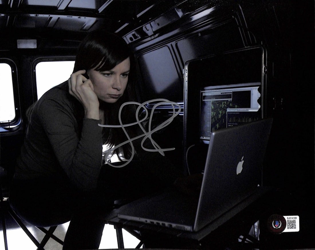 Mary Lynn Rajskub Signed 8x10 Photo as Chloe O'Brian BECKETT Certified: Mary Lynn Rajskub Signed 8x10 Photo as Chloe O'Brian BECKETT Certified This is an autographed 8x10 photograph of Mary Lynn Rajskub, known for her role as "Chloe O'Brian" in the acclaimed TV series 24.