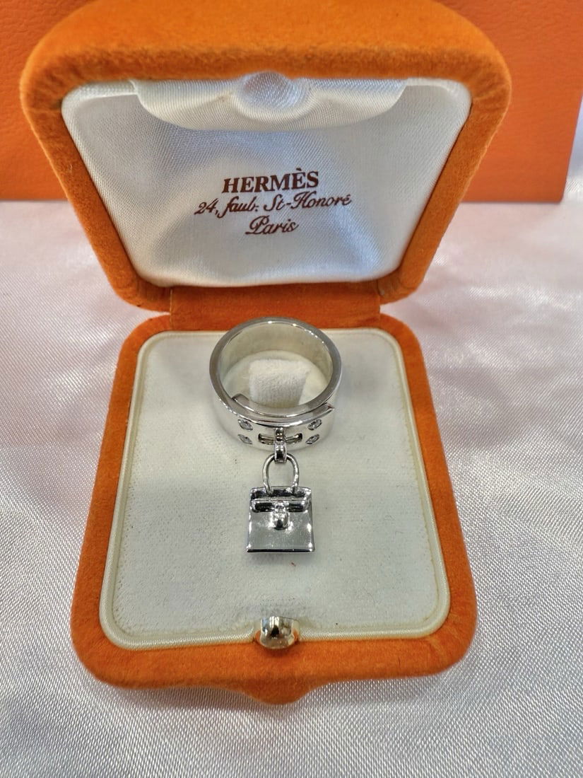 HERMES 18K White Gold Diamond Ring 6 with Box 4 Diamonds: HERMES 18K White Gold Diamond Ring 6 with Box 4 Diamonds Discover the elegance of this exquisite Hermes 18K white gold diamond ring, size 6. Crafted with meticulous attention to detail, this stunning