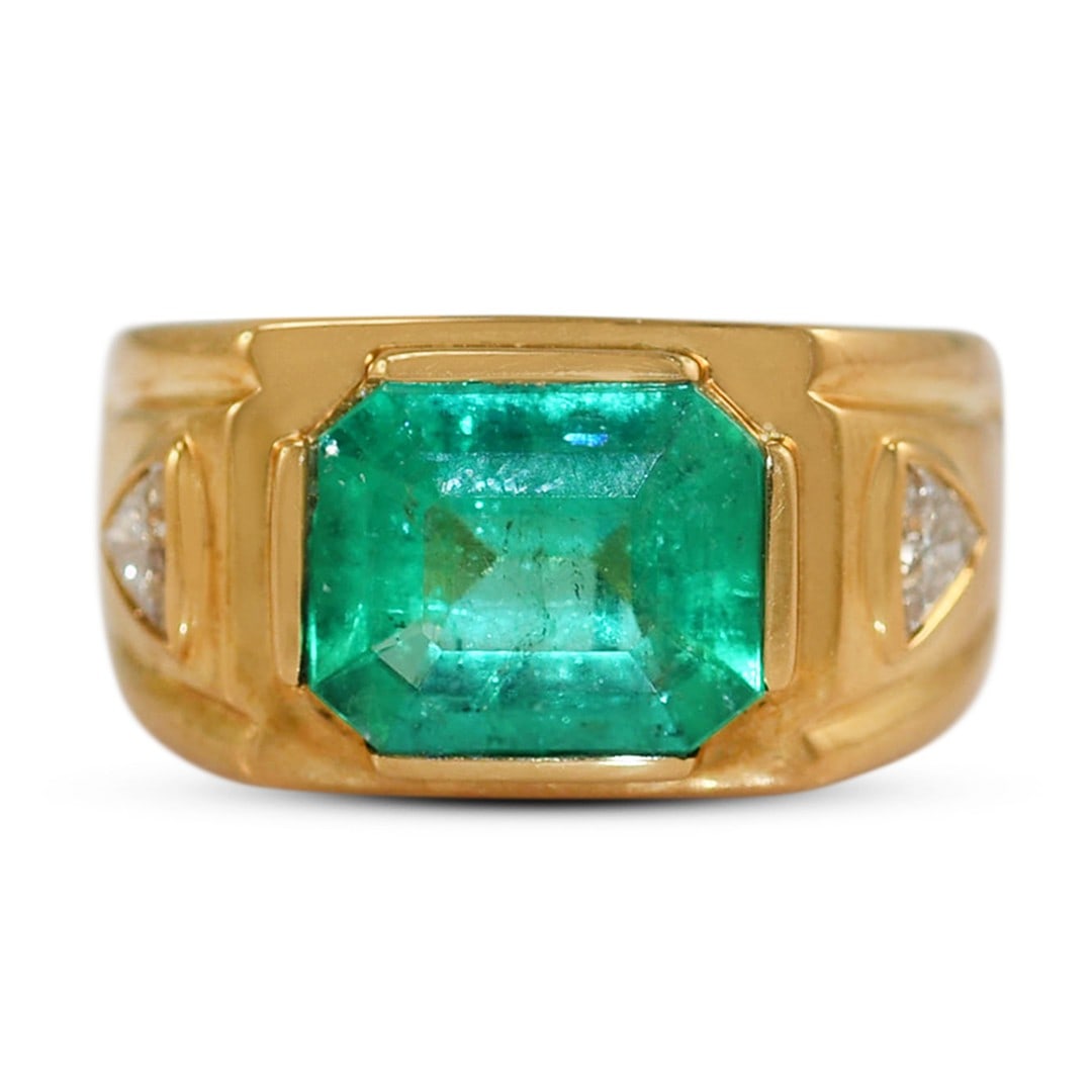 Men's 18k Yellow Gold Ring Featuring Emerald and Trilliant Diamonds 16.3g: Men's 18k Yellow Gold Ring Featuring Emerald and Trilliant Diamonds 16.3g This men's ring features a rectangular cushion-shaped Colombian emerald weighing 5.00 carats, set in an 18K yellow gold settin