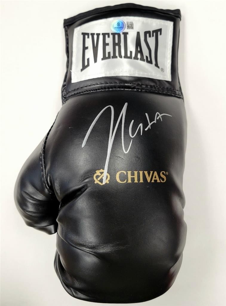 Julio Cesar Chavez Autographed Everlast Boxing Glove Beckett Authenticated: Julio Cesar Chavez Autographed Everlast Boxing Glove Beckett Authenticated This is an original signed black Everlast boxing glove featuring the autograph of legendary boxer Julio Cesar Chavez. The glo