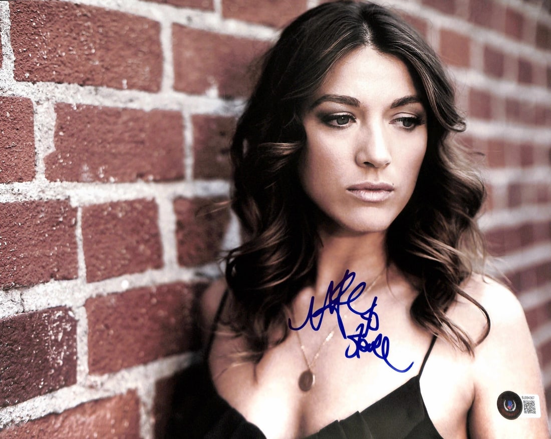 Natalie Zea Justified Autographed 11x14 Photo Beckett Certified: Natalie Zea Justified Autographed 11x14 Photo Beckett Certified This is an original autographed 11x14 photograph of actress Natalie Zea, known for her role as Winona Hawkins in the acclaimed TV series