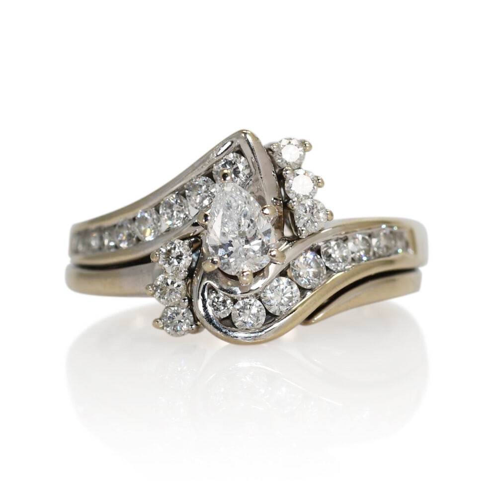 Elegant 14K White Gold Diamond Pear Ring 1.00 TDW Size 8: Elegant 14K White Gold Diamond Pear Ring 1.00 TDW Size 8 This stunning 14K White Gold Diamond Pear Ring features a captivating pear-shaped center diamond weighing 0.25 carats. The ring is crafted from