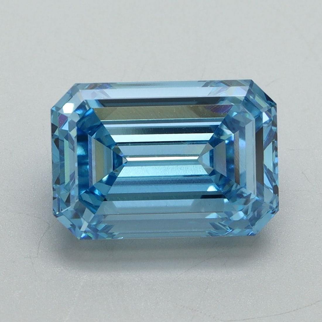 Loose Diamond - EMERALD 4.01ct Fancy Vivid Blue VVS2: Loose Diamond - EMERALD 4.01ct Fancy Vivid Blue VVS2 Source: This is a real non-mined Diamond that has been grown in a lab Shape: EMERALD Carats: 4.01 Color: Fancy Vivid Blue Certification: IGI Video: