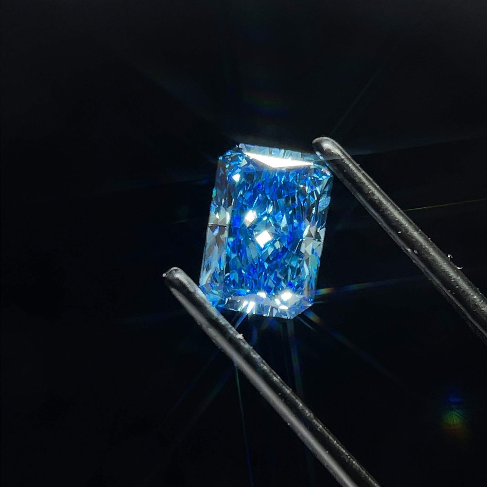Loose Diamond - RADIANT 1.78ct Fancy Vivid Blue VS1: Loose Diamond - RADIANT 1.78ct Fancy Vivid Blue VS1 Source: This is a real non-mined Diamond that has been grown in a lab Shape: RADIANT Carats: 1.78 Color: Fancy Vivid Blue Certification: IGI Video: