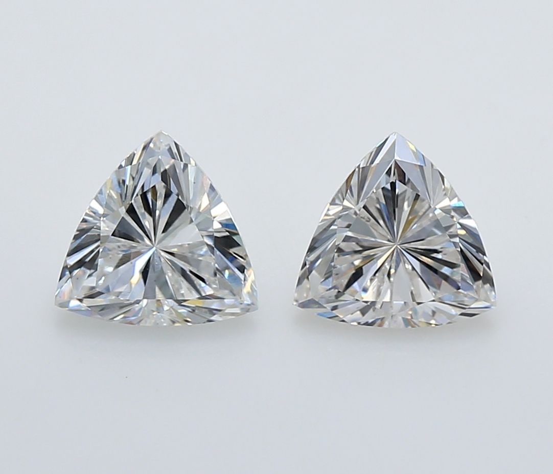 Loose Diamond - TRIANGULAR 2.76ct E VVS2: Loose Diamond - TRIANGULAR 2.76ct E VVS2 Source: This is a real non-mined Diamond that has been grown in a lab Shape: TRIANGULAR Carats: 2.76 Color: E Clarity: VVS2 Certification: NONE Video: