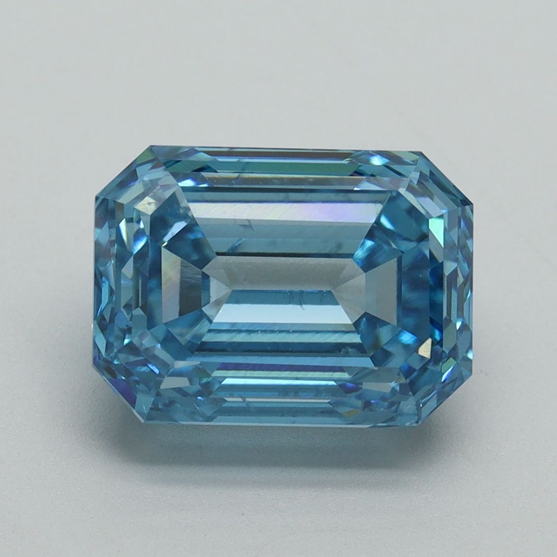 Loose Diamond - EMERALD 5.09ct Fancy Vivid Blue SI1: Loose Diamond - EMERALD 5.09ct Fancy Vivid Blue SI1 Source: This is a real non-mined Diamond that has been grown in a lab Shape: EMERALD Carats: 5.09 Color: Fancy Vivid Blue Certification: IGI Video: