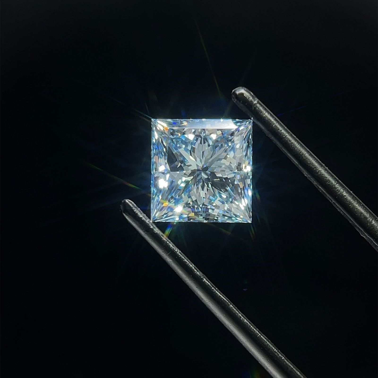 Loose Diamond - PRINCESS 1.77ct Blue SI1: Loose Diamond - PRINCESS 1.77ct Blue SI1 Source: This is a real non-mined Diamond that has been grown in a lab Shape: PRINCESS Carats: 1.77 Color: Blue Certification: NONE Additional images available