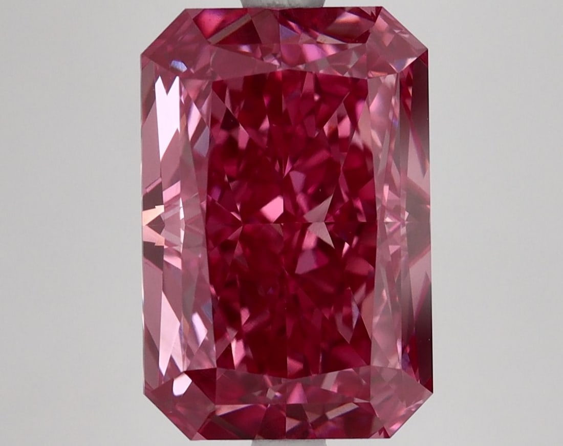 Loose Diamond - RADIANT 5.55ct Fancy Vivid Pink VS1: Loose Diamond - RADIANT 5.55ct Fancy Vivid Pink VS1 Source: This is a real non-mined Diamond that has been grown in a lab Shape: RADIANT Carats: 5.55 Color: Fancy Vivid Pink Certification: IGI Video: