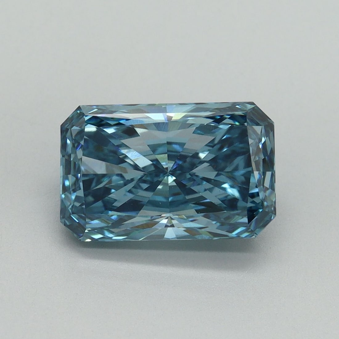 Loose Diamond - RADIANT 3.07ct Fancy Vivid Blue VVS2: Loose Diamond - RADIANT 3.07ct Fancy Vivid Blue VVS2 Source: This is a real non-mined Diamond that has been grown in a lab Shape: RADIANT Carats: 3.07 Color: Fancy Vivid Blue Certification: IGI Video:
