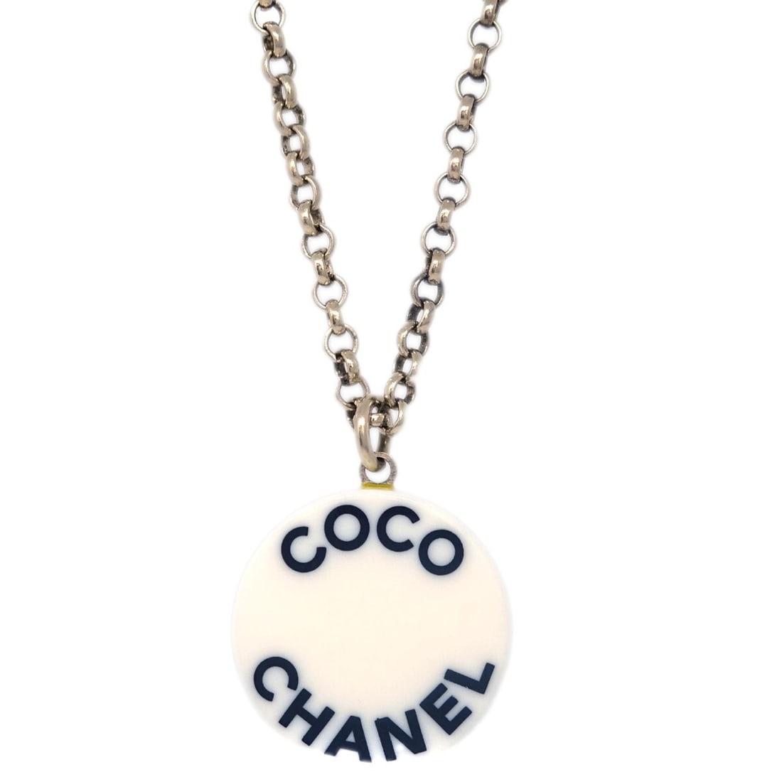 Chanel 07P Gold-Plated Charm Pendant Necklace: Chanel 07P Gold-Plated Charm Pendant Necklace This exquisite Chanel pendant necklace features a round charm design, elegantly crafted in a stunning gold-plated finish. The necklace showcases a stylish