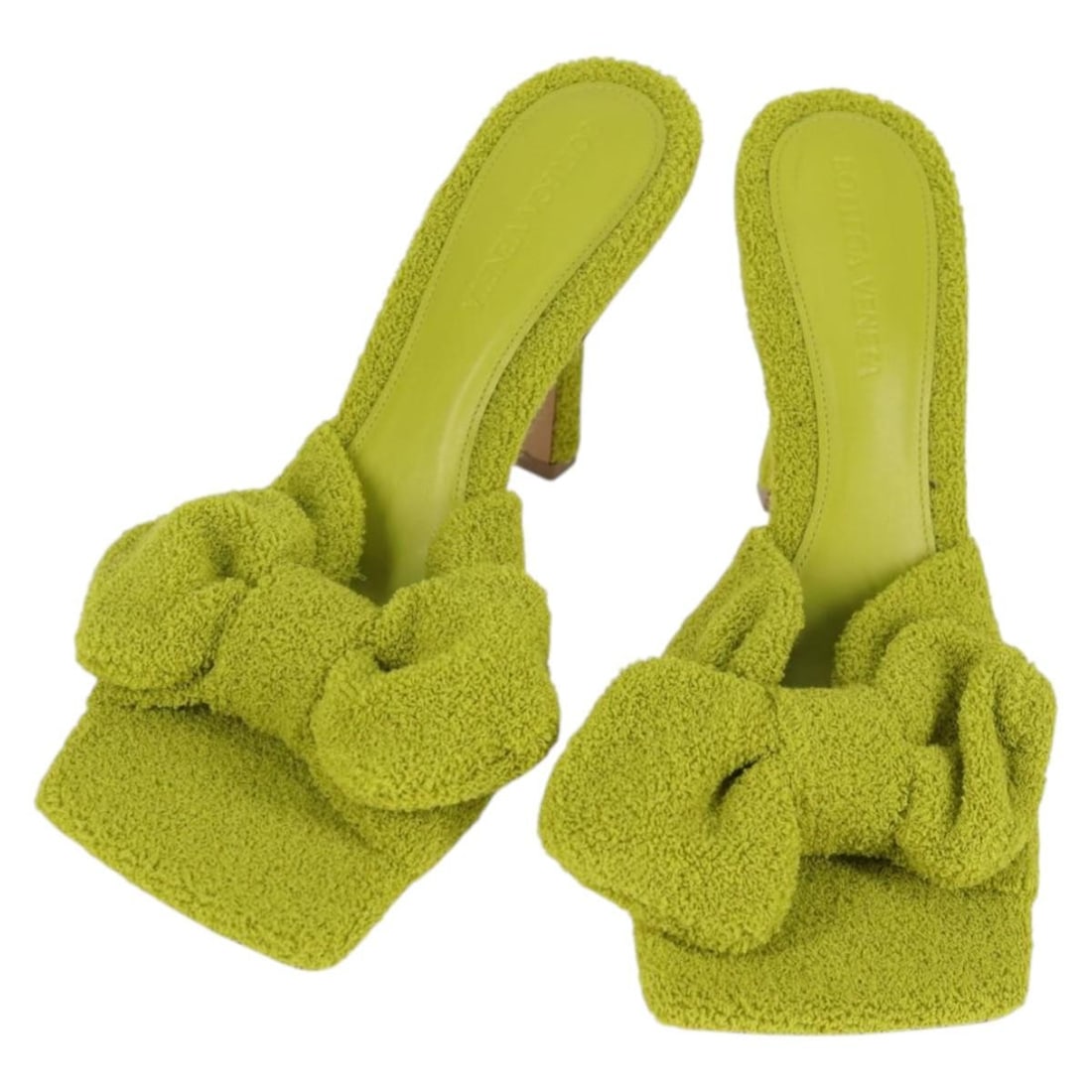 Bottega Veneta Light Green Pile Sandals Auth Italy 9.1in: Bottega Veneta Light Green Pile Sandals Auth Italy 9.1in Step into luxury with these exquisite Bottega Veneta sandals, crafted in Italy. Designed with a soft pile upper in a refreshing light green col