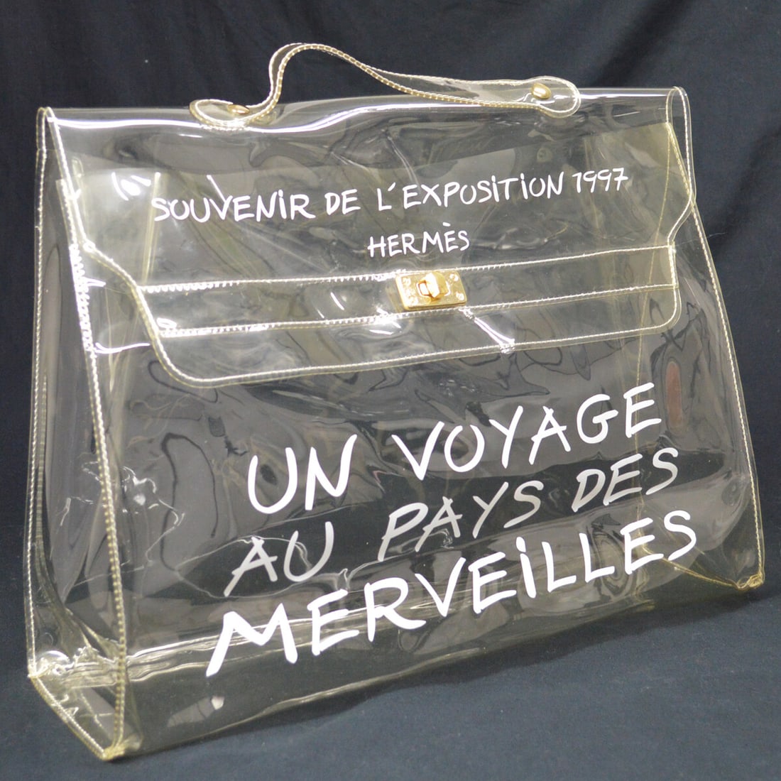 Hermes Vinyl Kelly Beach Handbag 1997 Limited Edition Clear: Hermes Vinyl Kelly Beach Handbag 1997 Limited Edition Clear Introducing the Hermes Vinyl Kelly Beach Handbag, a stylish and functional accessory perfect for your summer outings. This medium-sized hand