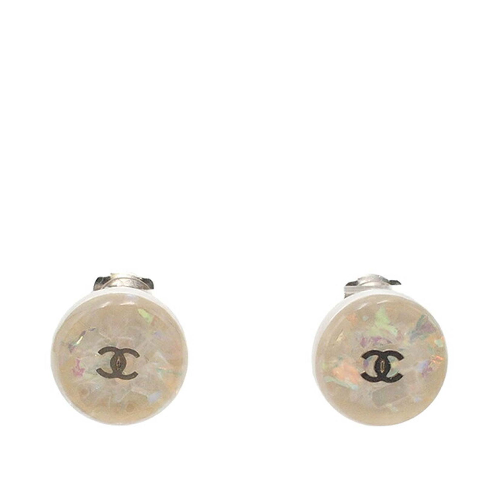 Chanel CC White Resin Clip On Earrings Costume Jewelry: Chanel CC White Resin Clip On Earrings Costume Jewelry Elevate your accessory collection with these Chanel CC Resin Clip On Earrings. Crafted from a combination of resin and metal, these earrings feat