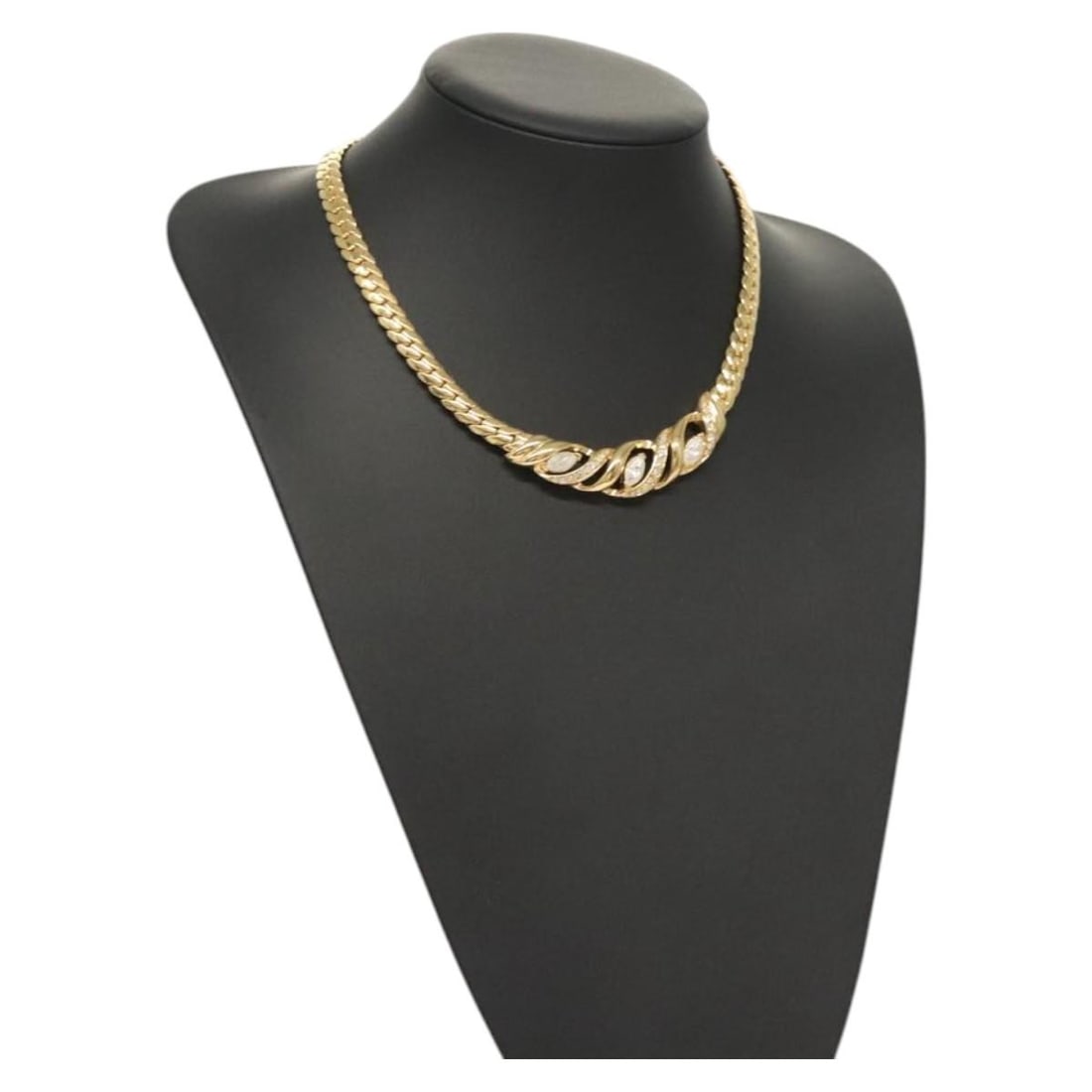 Vintage TRIFARI Gold Metal Necklace Authentic AM8232: Vintage TRIFARI Gold Metal Necklace Authentic AM8232 This elegant TRIFARI necklace showcases a classic design crafted from quality metal in a striking gold color. With a total length of approximately
