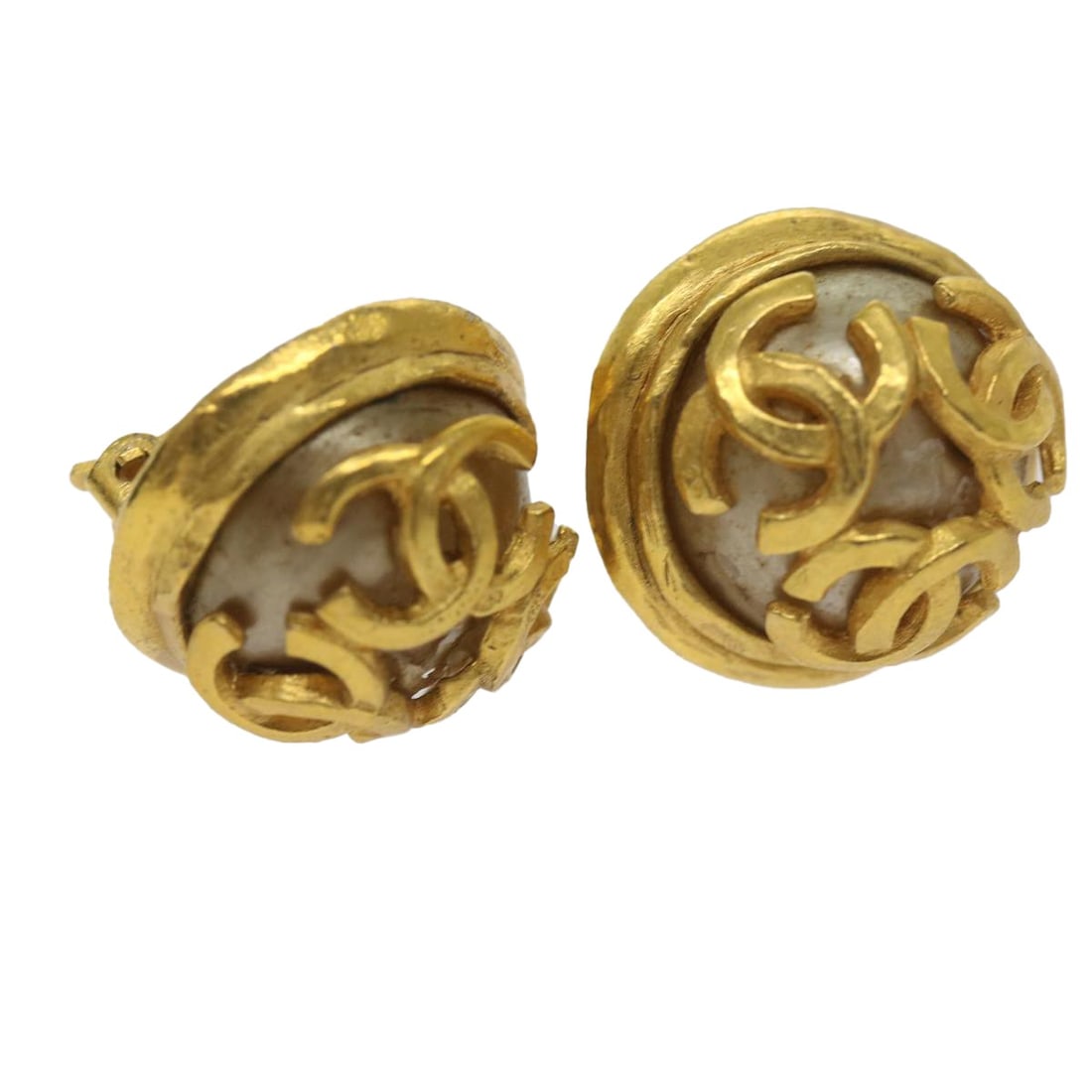 Goldtone Vintage Earrings Featuring Chanel Triple CC Logo: Goldtone Vintage Earrings Featuring Chanel Triple CC Logo These Chanel Vintage Triple CC earrings feature a gold-tone finish and showcase the iconic Chanel logo. Designed for women, they exhibit a met