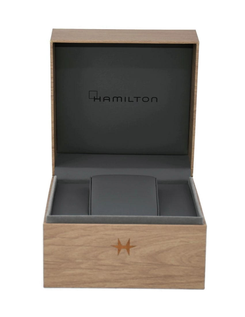Single Presentation Case for Hamilton Watch in Brown: Single Presentation Case for Hamilton Watch in Brown This is a pre-owned Hamilton presentation box designed for a single watch. The box features a brown color and is 100% authentic, providing an elega