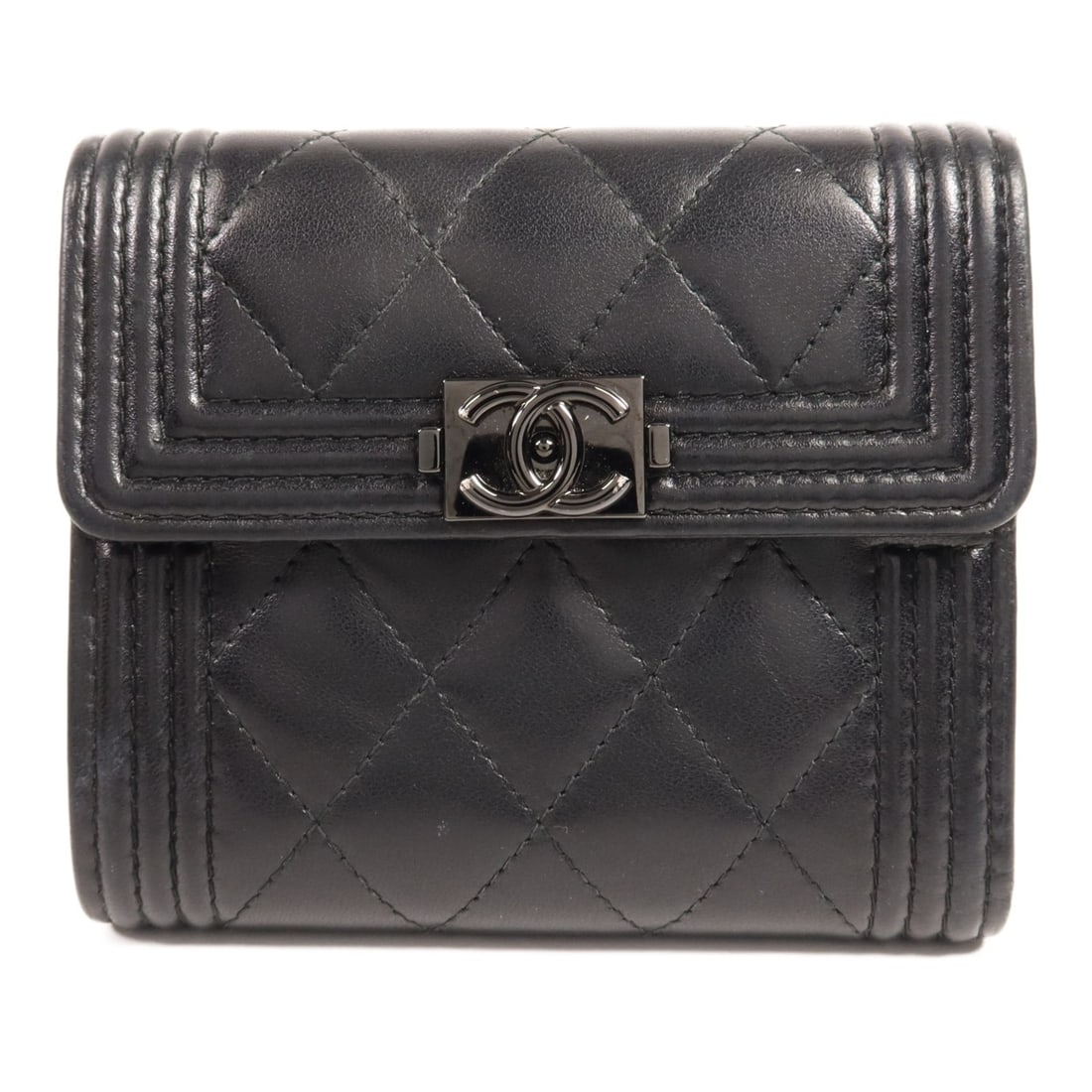 CHANEL Black Lambskin Leather Tri-Fold Boy Wallet: CHANEL Black Lambskin Leather Tri-Fold Boy Wallet This elegant CHANEL CC Boy Wallet is crafted from luxurious lambskin leather, featuring a classic black finish. The tri-fold design offers ample space
