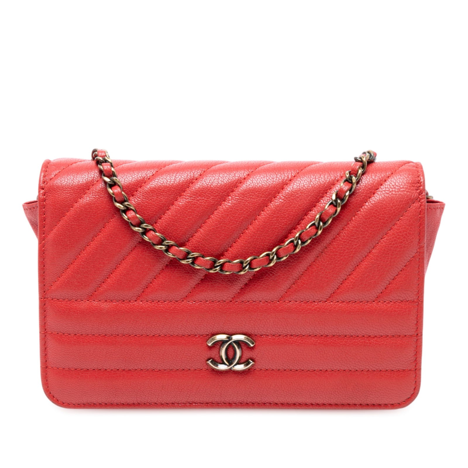 Chanel CC Diagonal Quilted Red Goatskin Wallet On Chain: Chanel CC Diagonal Quilted Red Goatskin Wallet On Chain This Chanel CC Diagonal Quilted Goatskin Wallet On Chain showcases a luxurious quilted goatskin leather exterior in a striking red color. It fea