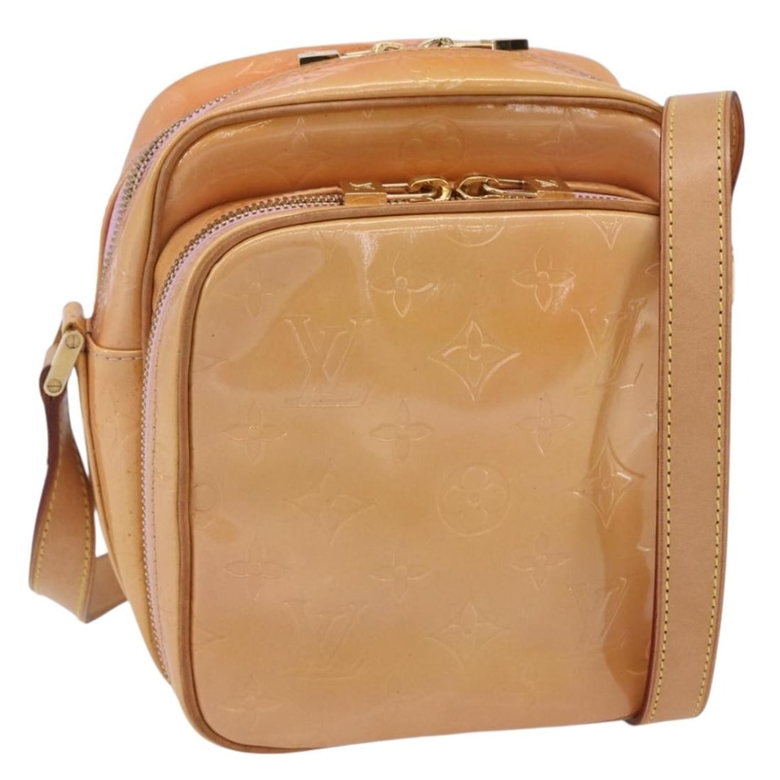 LOUIS VUITTON Marshmallow Pink Monogram Vernis Wooster Shoulder Bag M91037: LOUIS VUITTON Marshmallow Pink Monogram Vernis Wooster Shoulder Bag M91037 Experience the elegance of the LOUIS VUITTON Monogram Vernis Wooster Bag in a charming Marshmallow Pink hue. Crafted from hig
