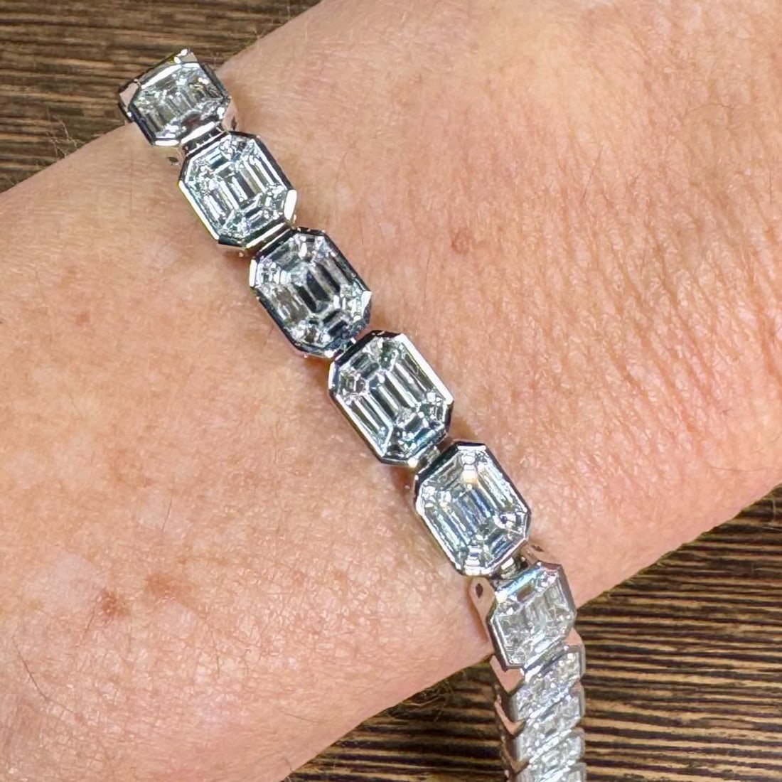 18K White Gold Diamond Bracelet 20.00 Ct 189 Stones F-H VVS-VS: 18K White Gold Diamond Bracelet 20.00 Ct 189 Stones F-H VVS-VS This exquisite 18K White Gold bracelet features a stunning array of 189 diamonds totaling approximately 20.00 carats. The diamonds are of