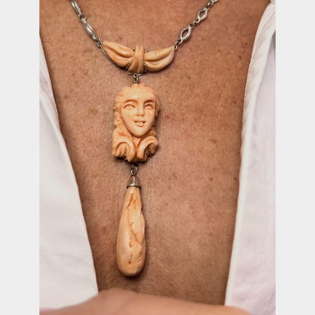 1960s Vintage 14K Gold Silver Coral Necklace: 1960s Vintage 14K Gold Silver Coral Necklace This stunning necklace from the 1960s features a unique combination of 14K gold and silver, showcasing light-colored coral accents. Weighing 39.6 grams, th