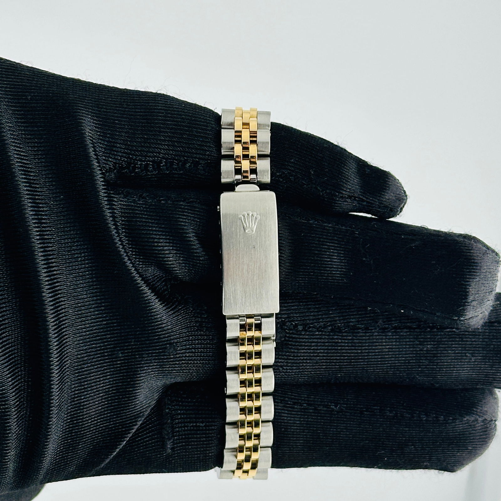 Ladies Datejust Reference 69173 Gold Dial Jubilee Bracelet Watch: Ladies Datejust Reference 69173 Gold Dial Jubilee Bracelet Watch This Rolex Datejust features a gold dial, fluted bezel, and is presented on a Jubilee bracelet. Designed for ladies, this watch is iden