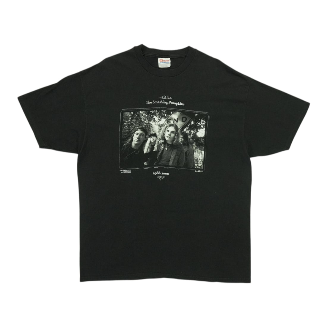 Vintage 2000 Smashing Pumpkins Black Shirt 100% Cotton: Vintage 2000 Smashing Pumpkins Black Shirt 100% Cotton This original vintage 2000 Smashing Pumpkins shirt is a must-have for fans and collectors alike. Crafted from 100% cotton, this black shirt featu