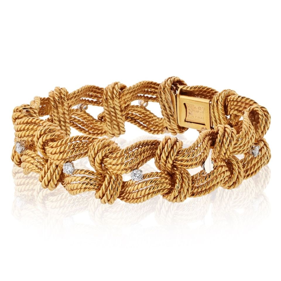 Van Cleef & Arpels 18K Gold Diamond Twist Rope Bracelet 1.20ct: Van Cleef & Arpels 18K Gold Diamond Twist Rope Bracelet 1.20ct This stunning Van Cleef & Arpels bracelet showcases a luxurious design crafted from 18K yellow gold. Measuring 7 inches in length, it fea