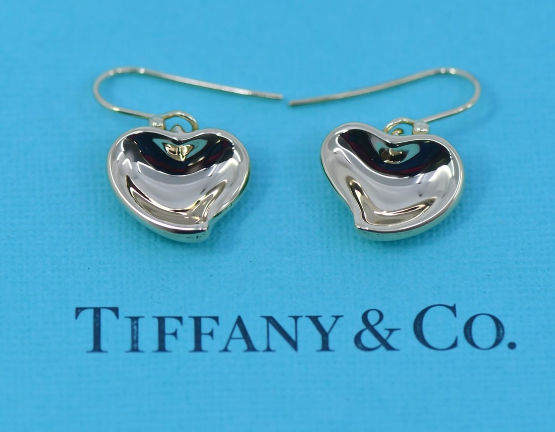 Tiffany & Co Elsa Peretti 18K Yellow Gold Dangle Earrings Authentic: Tiffany & Co Elsa Peretti 18K Yellow Gold Dangle Earrings Authentic Discover the elegance of Tiffany & Co. with these stunning Elsa Peretti 18K Yellow Gold Earrings. These dangle/drop earrings are cra
