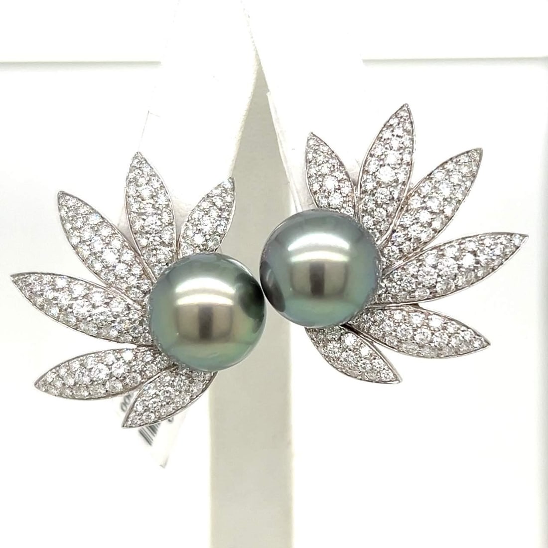 Elegant 18K White Gold South Sea Pearl Diamond Earrings 7.00 Ct: Elegant 18K White Gold South Sea Pearl Diamond Earrings 7.00 Ct These exquisite 18K White Gold earrings feature stunning South Sea pearls and sparkling diamonds. Each earring is adorned with two South