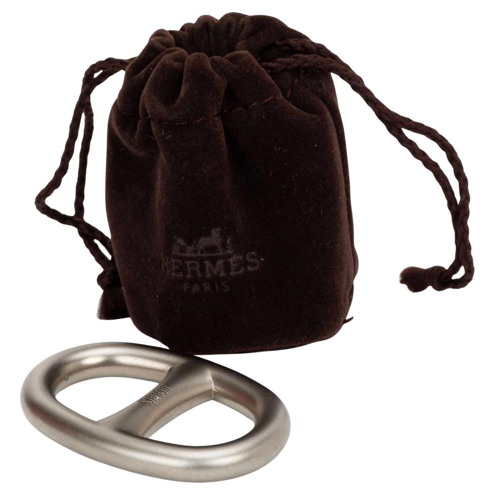 Hermes Chaine d'Ancre Scarf Ring 1.5in Width France Dust Bag: Hermes Chaine d'Ancre Scarf Ring 1.5in Width France Dust Bag Discover the elegance of the Hermes Chaine d'Ancre Scarf Ring, a versatile accessory designed to elevate your scarf-wearing experience. Thi