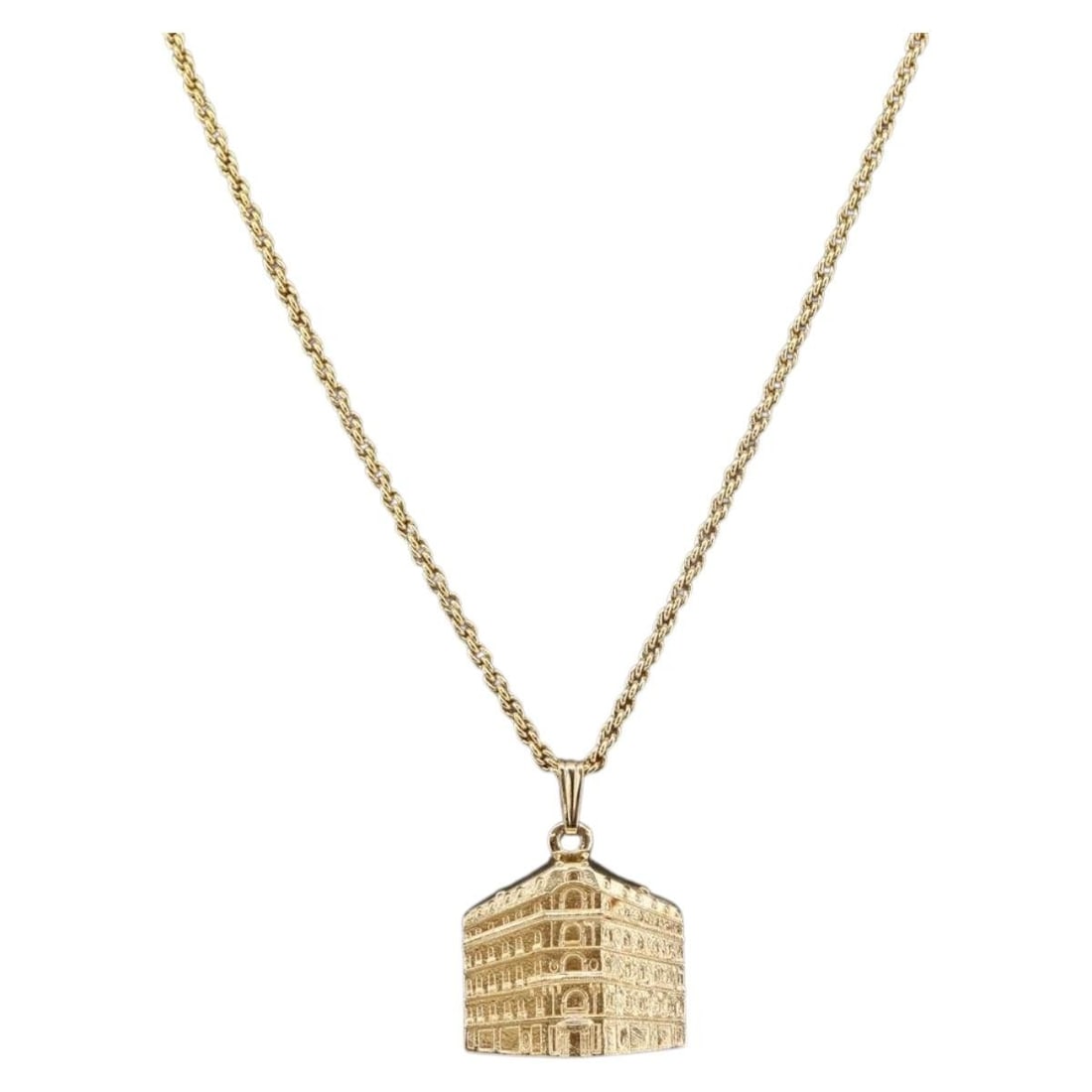 Christian Dior Gold Metal Necklace Authentic AM9174: Christian Dior Gold Metal Necklace Authentic AM9174 Elevate your style with this exquisite Christian Dior Necklace, crafted from high-quality metal in a stunning gold tone. This elegant piece features
