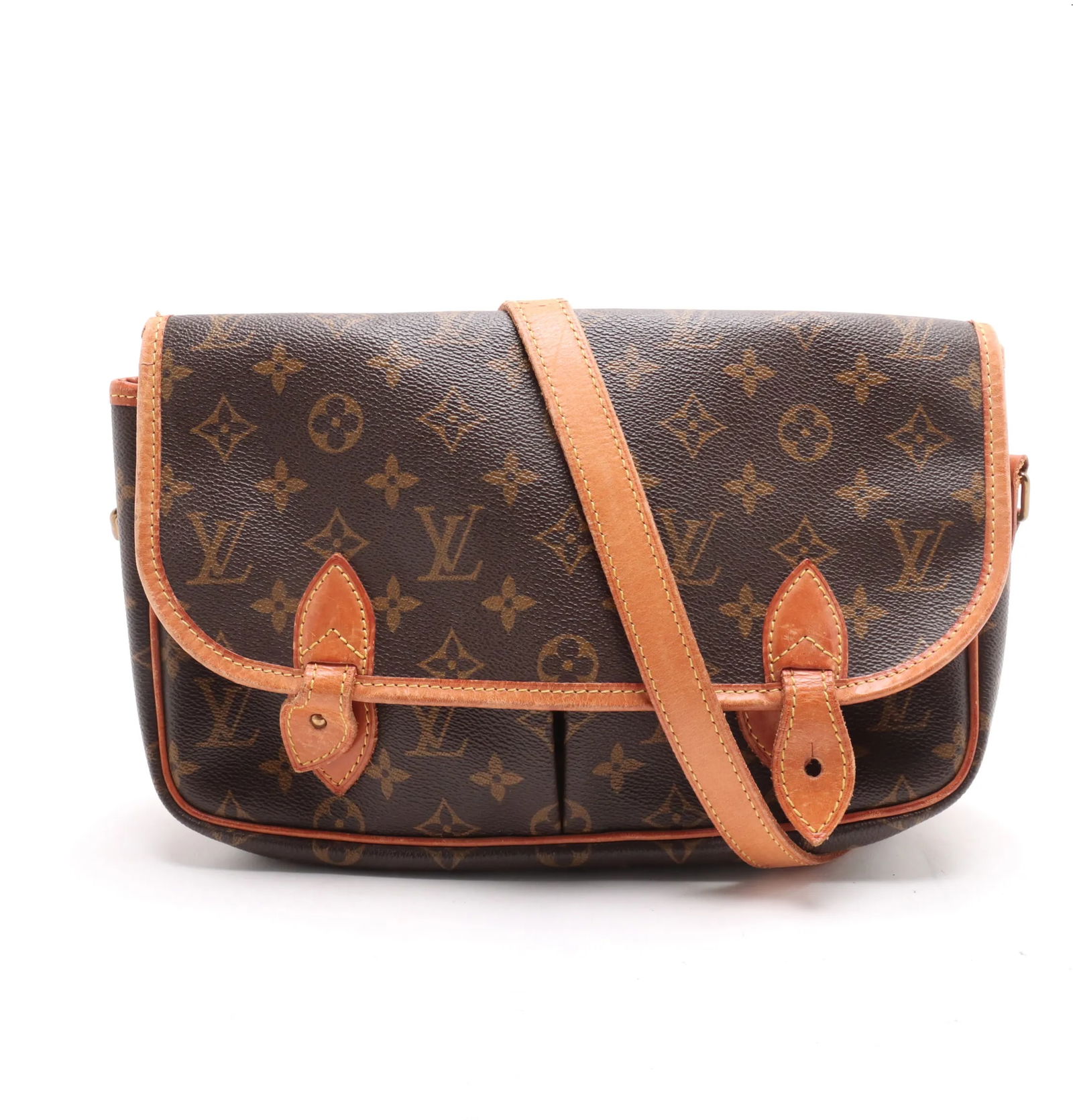 Pre-Owned Louis Vuitton Sac Gibeciere Shoulder Messenger Bag: Pre-Owned Louis Vuitton Sac Gibeciere Shoulder Messenger Bag This pre-owned Louis Vuitton Sac Gibeciere messenger shoulder bag for women features noticeable signs of use, including scratches, tears, a