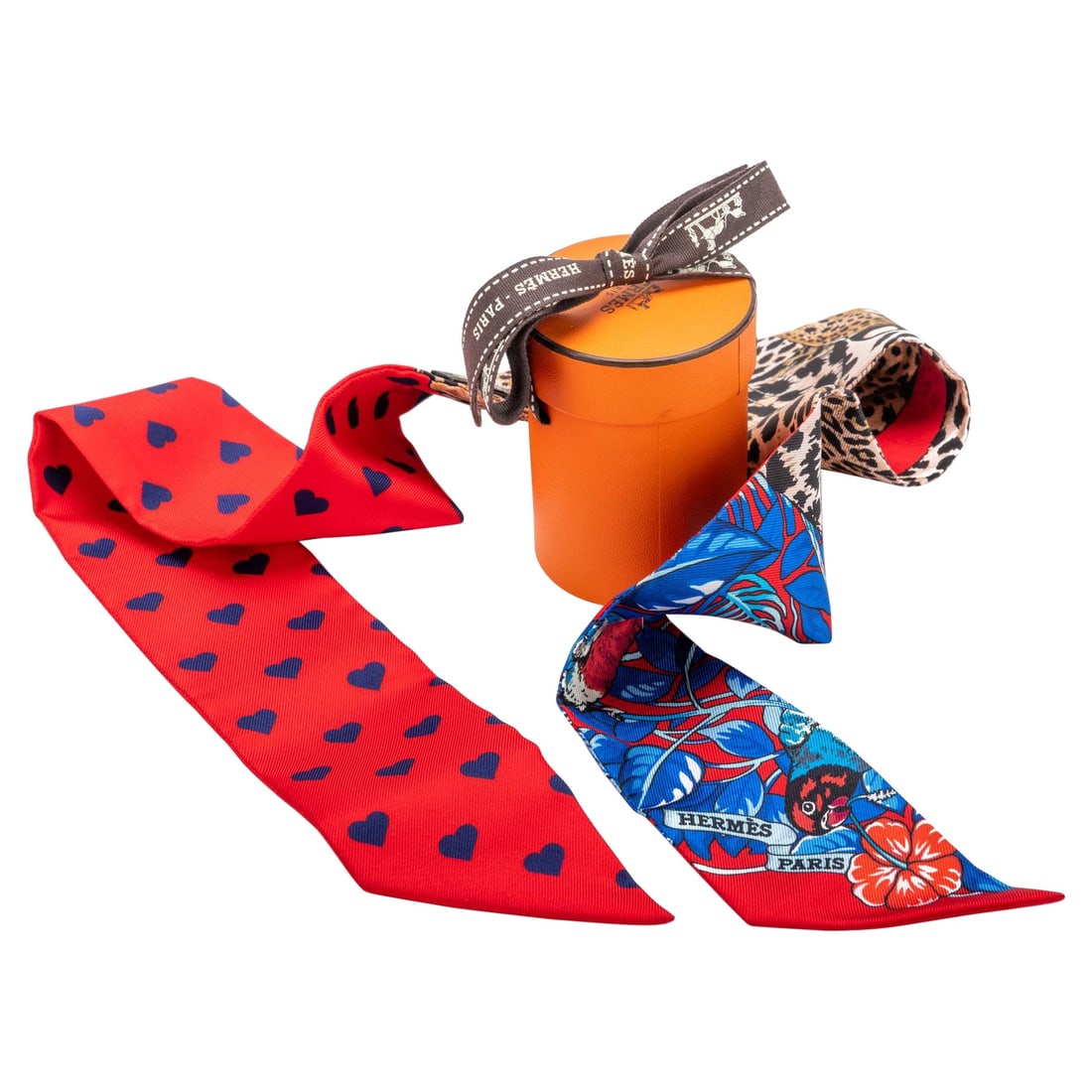 Hermes Jungle Love Twilly Limited Edition BNIB 2 x 34 in: Hermes Jungle Love Twilly Limited Edition BNIB 2 x 34 in Discover the elegance of the Hermes Jungle Love Twilly, a limited edition piece designed by Robert Dallet, showcasing a playful hearts motif. T