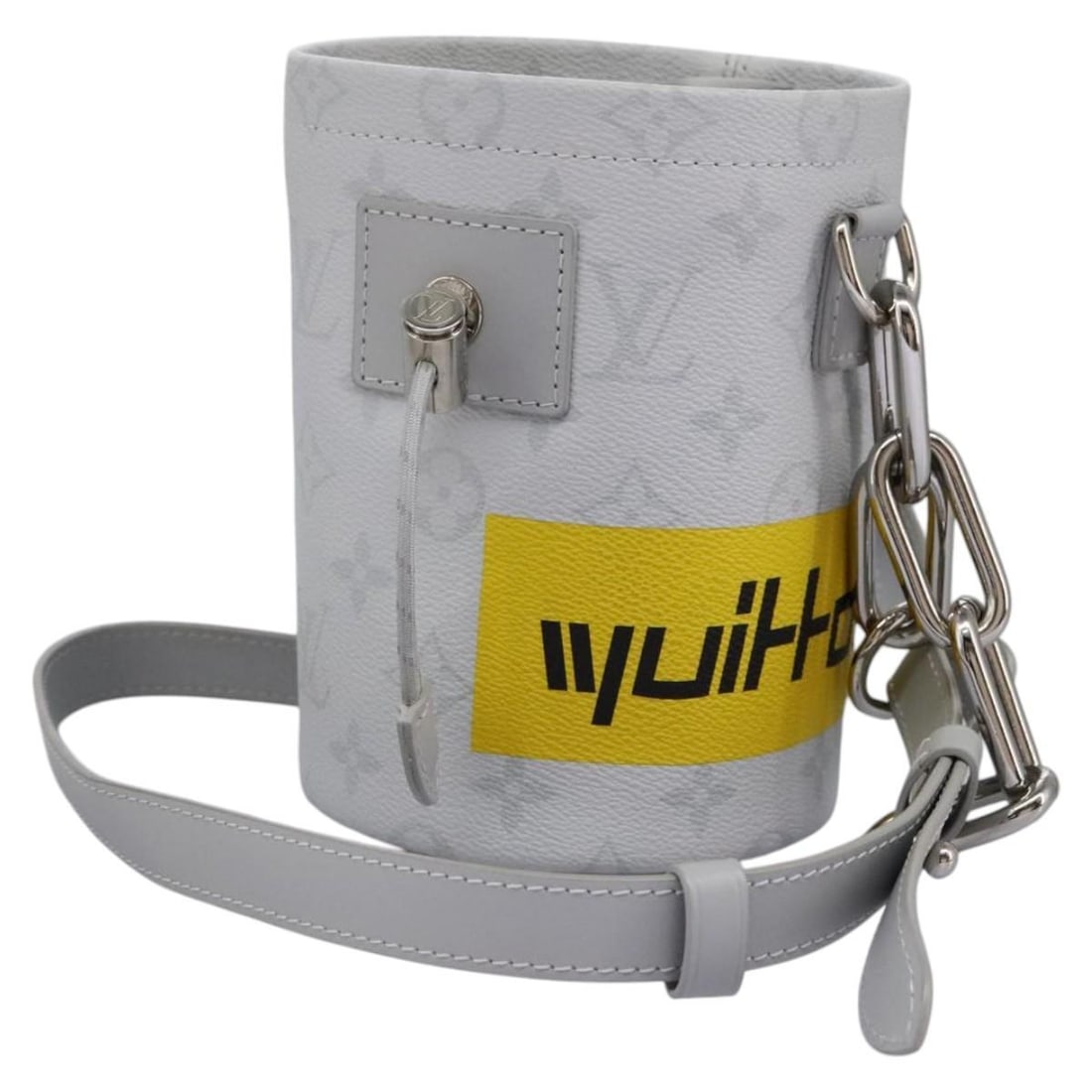 Chalk Nano shoulder bag by Louis Vuitton in gray: Chalk Nano shoulder bag by Louis Vuitton in gray This pre-owned Louis Vuitton Chalk Nano Bag features a sleek gray design and is in excellent condition, with minimal signs of use and no offensive odor