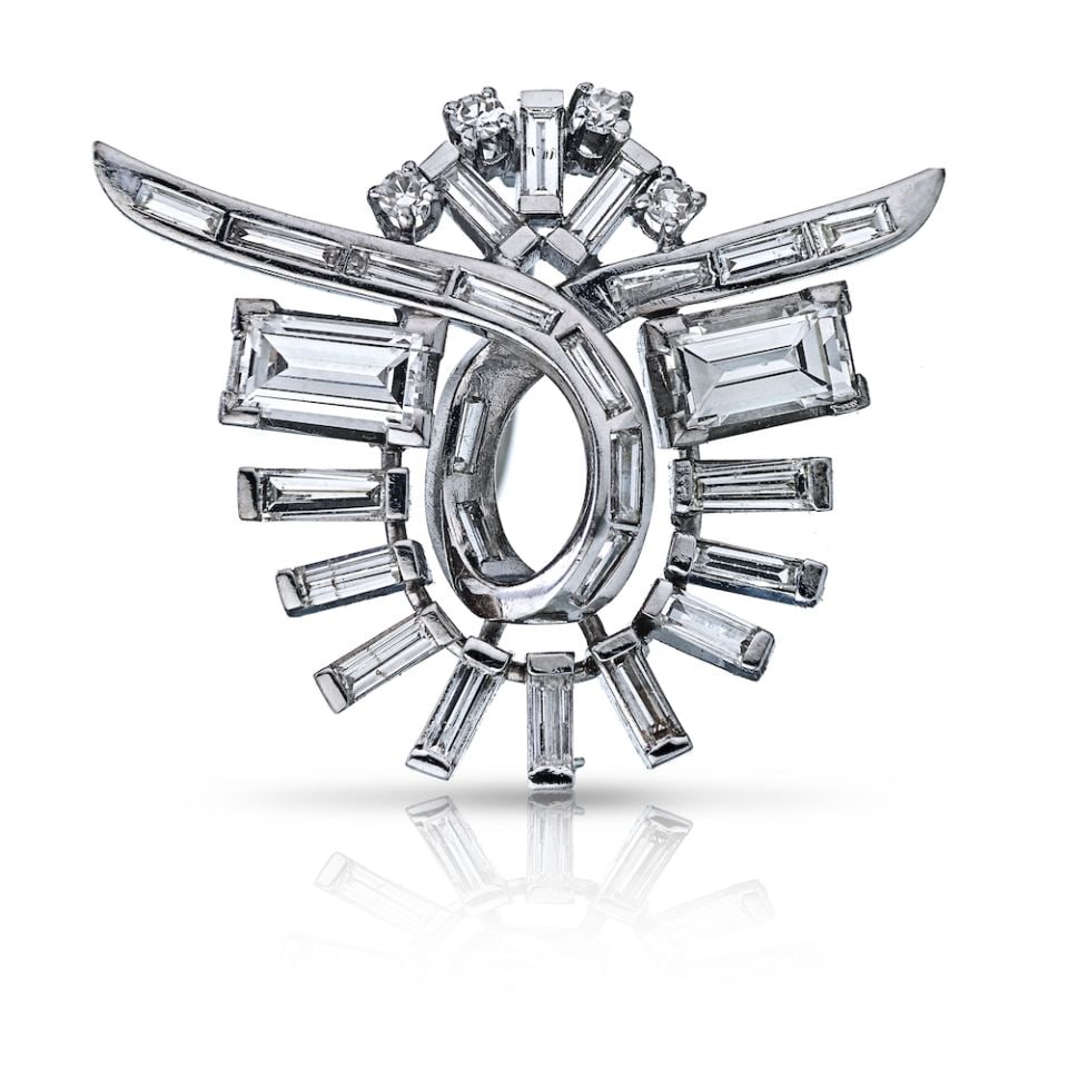 Platinum Brooch with Round Emerald and Baguette Cut Diamonds 2.50cts: Platinum Brooch with Round Emerald and Baguette Cut Diamonds 2.50cts This exquisite brooch features a unique design crafted from high-quality platinum. It showcases a stunning combination of round eme