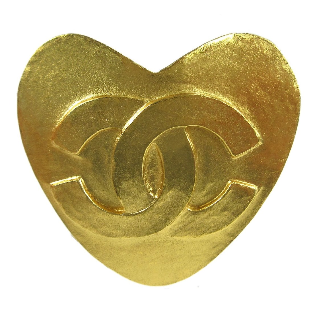 Chanel 95P Gold-Plated Heart Brooch 2in: Chanel 95P Gold-Plated Heart Brooch 2in This stunning Chanel Heart Brooch is a luxurious accessory that enhances any outfit with its elegant design. Crafted from gold-plated material, the brooch featu