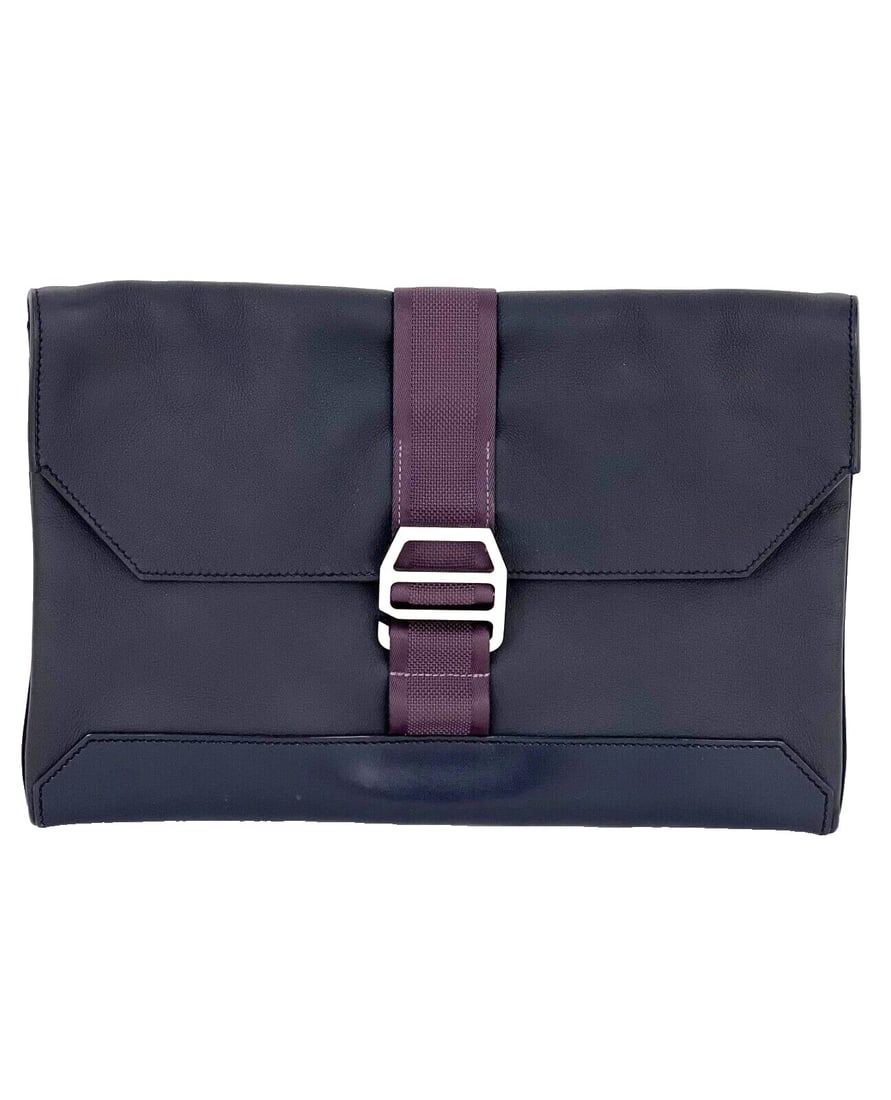 HERMES Atout Cityslide Pouch Indigo Blue Clutch Bag: HERMES Atout Cityslide Pouch Indigo Blue Clutch Bag The HERMES Messenger Cityslide Pouch is an elegant clutch bag crafted from premium calfskin in a striking indigo blue. This medium-sized bag feature