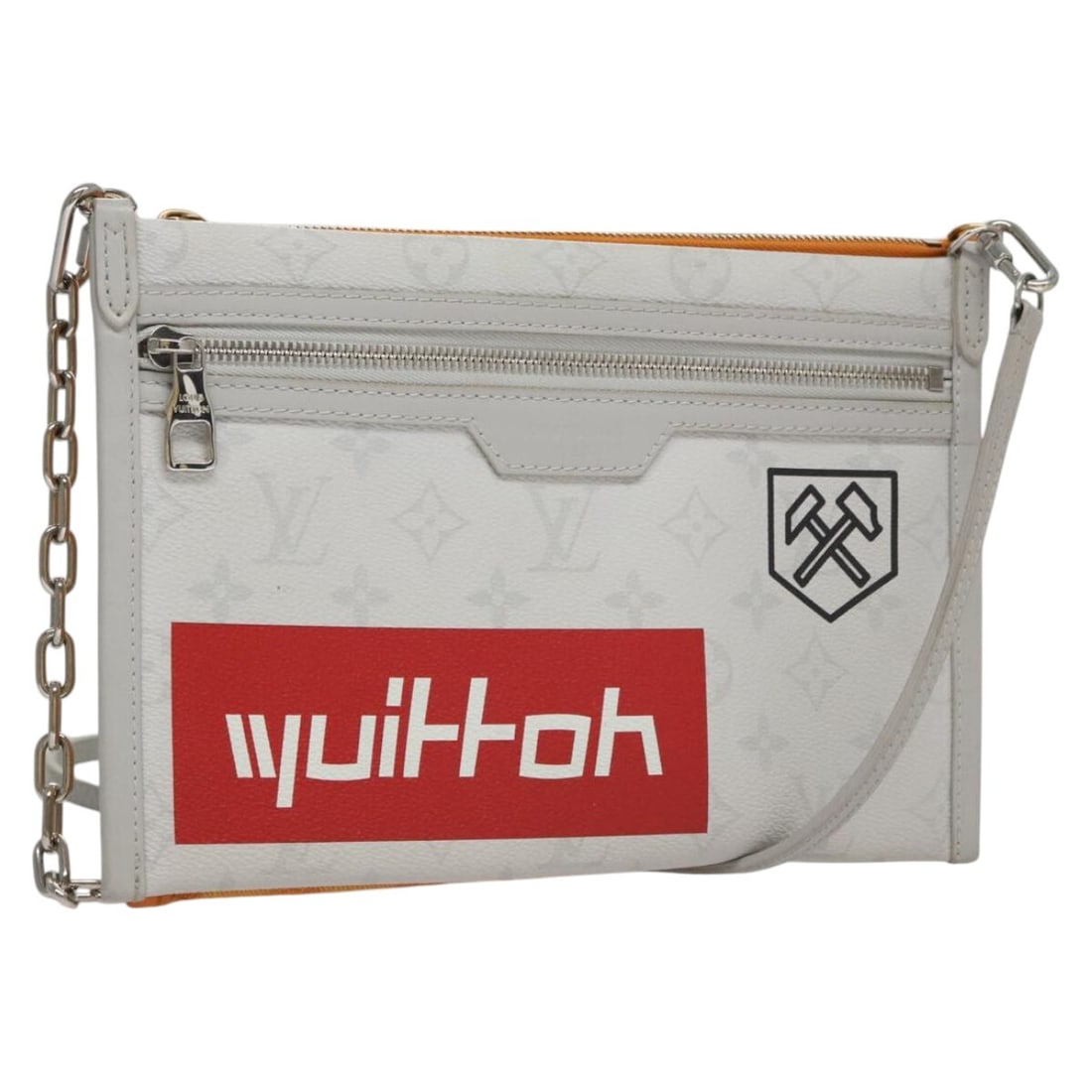 Double Flat Messenger Shoulder Bag by Louis Vuitton in White: Double Flat Messenger Shoulder Bag by Louis Vuitton in White This pre-owned Louis Vuitton Double Flat Messenger Bag is crafted in white and designed for women. It features a shoulder strap and metal f