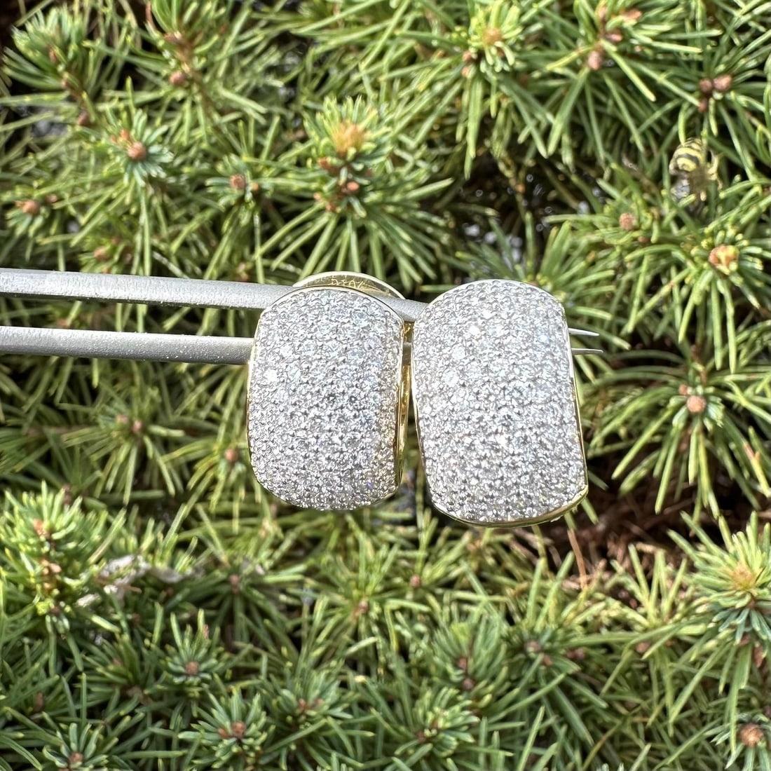 18k Yellow Gold 2.08ctw Diamond Wide Hoop Huggie Earrings: 18k Yellow Gold 2.08ctw Diamond Wide Hoop Huggie Earrings Elevate your style with these stunning 18k Yellow Gold Wide Hoop Huggie Earrings, featuring a luxurious total of 2.08 carats of brilliant natu