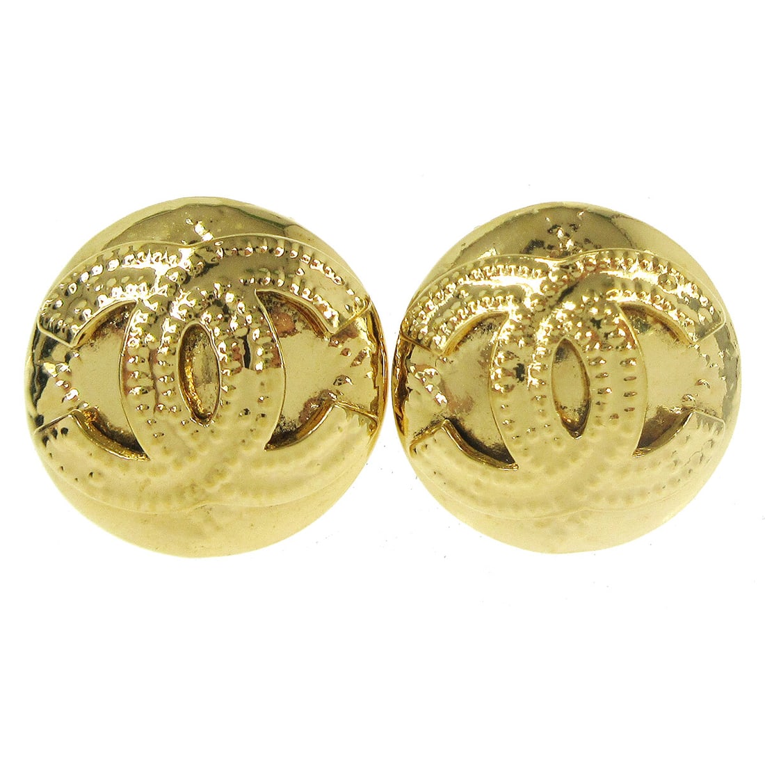 Vintage Chanel Gold Tone CC Logo Round Clip-On Earrings: Vintage Chanel Gold Tone CC Logo Round Clip-On Earrings These vintage Chanel CC round clip-on earrings feature a classic gold tone design. In excellent condition with only minor signs of use, they are