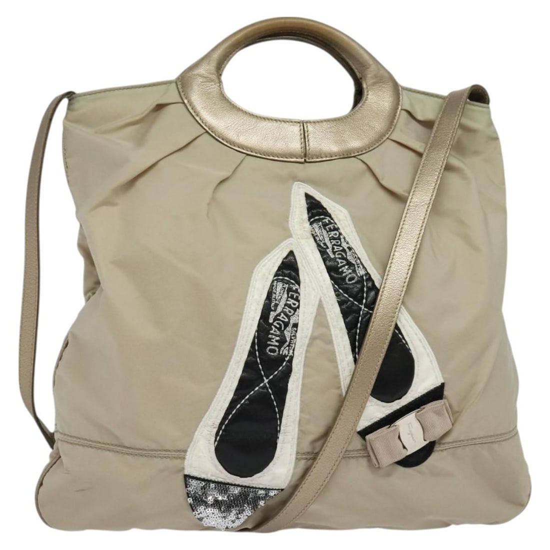 Vala beige tote bag by Salvatore Ferragamo: Vala beige tote bag by Salvatore Ferragamo This Salvatore Ferragamo Vala tote bag in beige is designed for women and offers ample space for daily use. The bag shows signs of use, including surface rub