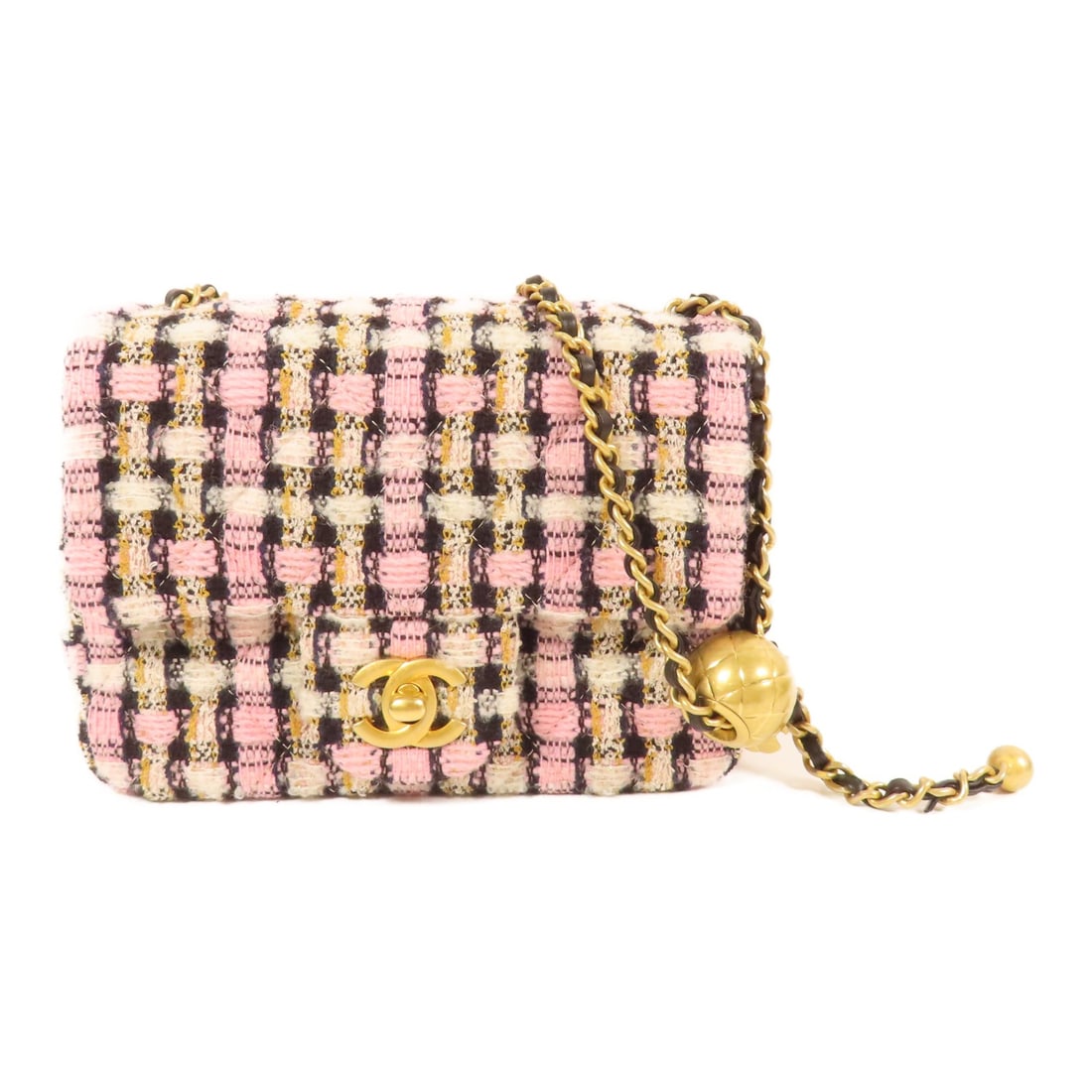 CHANEL Tweed Shoulder Bag Pink Black White GHW: CHANEL Tweed Shoulder Bag Pink Black White GHW Introducing the exquisite CHANEL CC Chain Shoulder Bag in a stunning tweed design featuring a blend of pink, black, and white. This stylish shoulder bag,