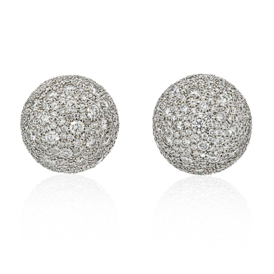 18K White Gold 30.00cttw Diamond Pave Clip Earrings: 18K White Gold 30.00cttw Diamond Pave Clip Earrings 18K White Gold 30.00cttw Diamond Pave Clip Earrings These stunning 18K White Gold earrings feature a remarkable pave setting adorned with large diam