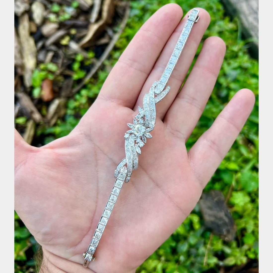 Art Deco Platinum Bracelet 9.00 Ct Diamonds K-L VVS Clarity: Art Deco Platinum Bracelet 9.00 Ct Diamonds K-L VVS Clarity This exquisite Art Deco bracelet is crafted in platinum and features a stunning 1.65 Ct. old cushion diamond with K-L color and VVS clarity.