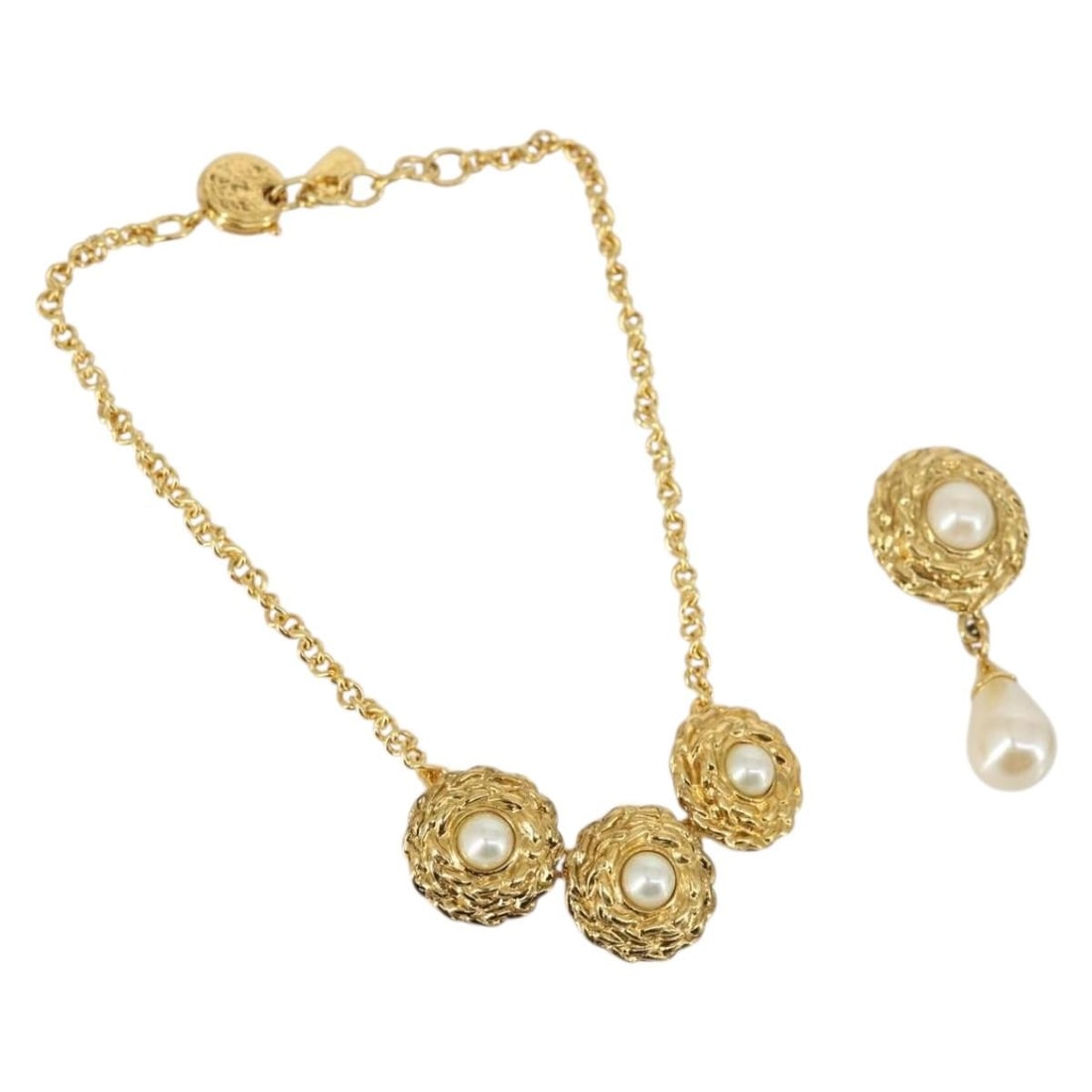 SAINT LAURENT Gold Metal Brooch Necklace Set 2 Pieces Auth: SAINT LAURENT Gold Metal Brooch Necklace Set 2 Pieces Auth This exquisite SAINT LAURENT necklace brooch set features a stylish design crafted from durable metal in a striking gold color. Perfect for a